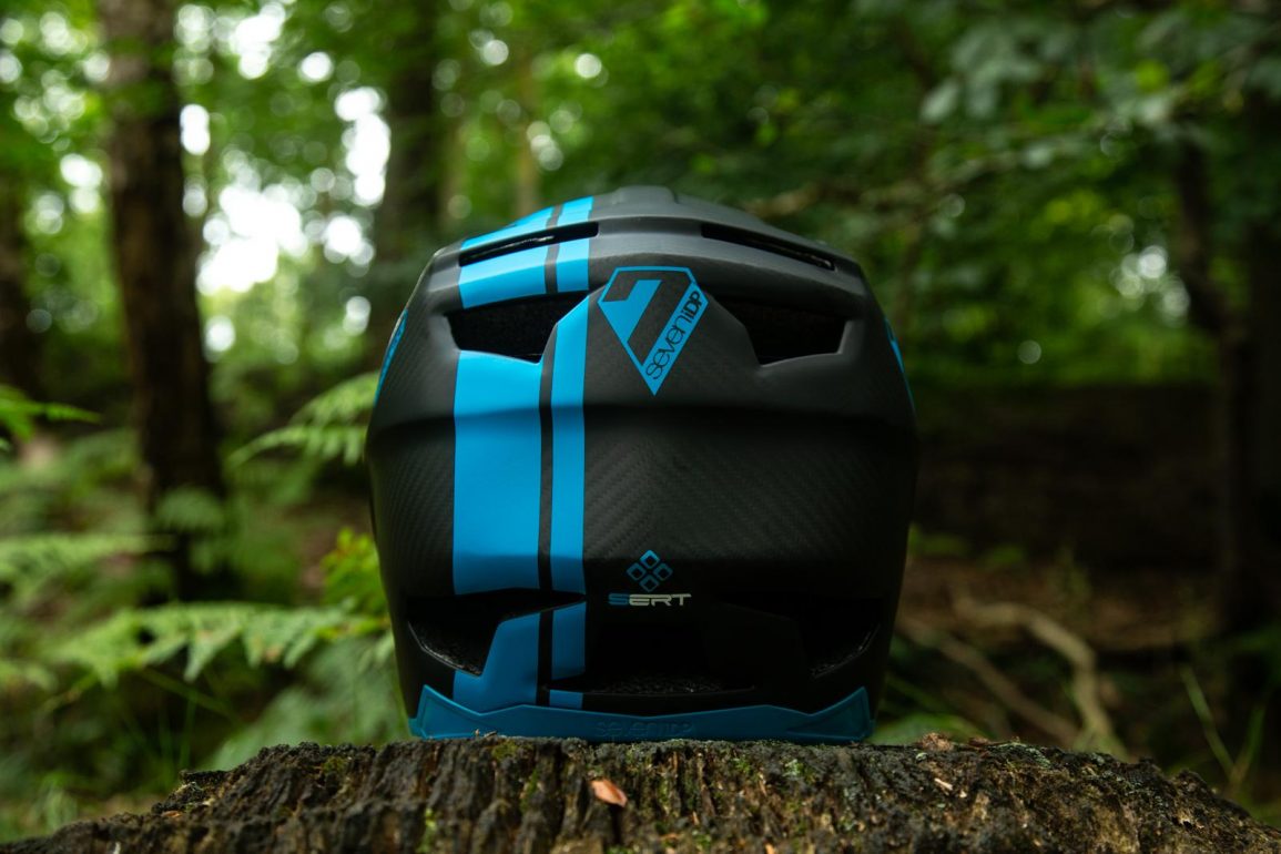 7iDP Project 23 Carbon Integralhelm – Leichter Carbon-MTB-Helm Mit 23 Belüftungsöffnungen, Größe L (Schwarz/Rohcarbon)